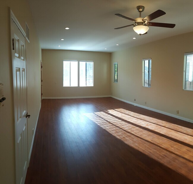 Sala de estar y comedor - 420 N Spaulding Ave
