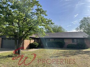 Building Photo - 1209 N Mockingbird St