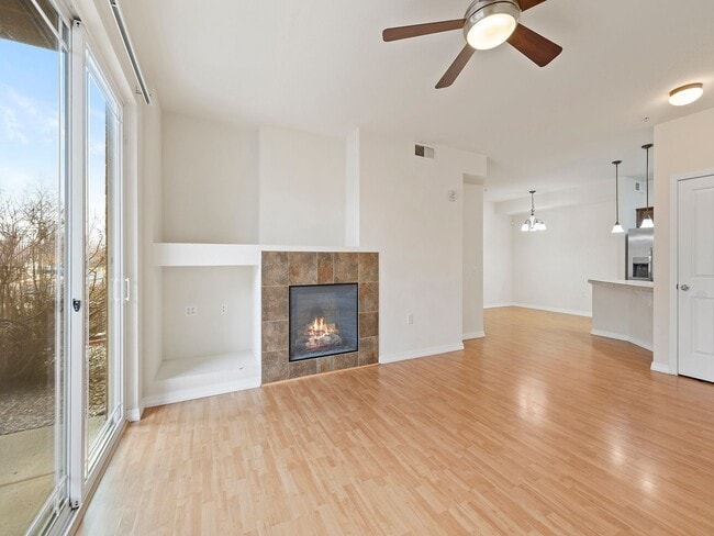 Building Photo - 2 bed 2 Bath Condo with Community Pool!