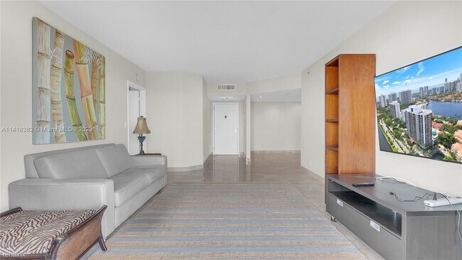 Building Photo - 2 br, 2 bath Condo - 3600 Yacht Club Dr Ap...