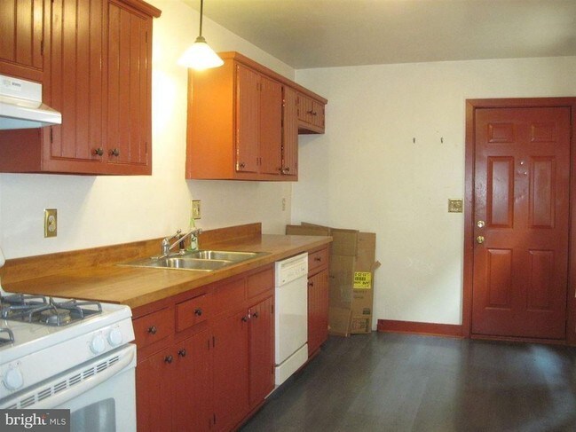Building Photo - 3 br, 1 bath House - 345 E. LOCUST STREET