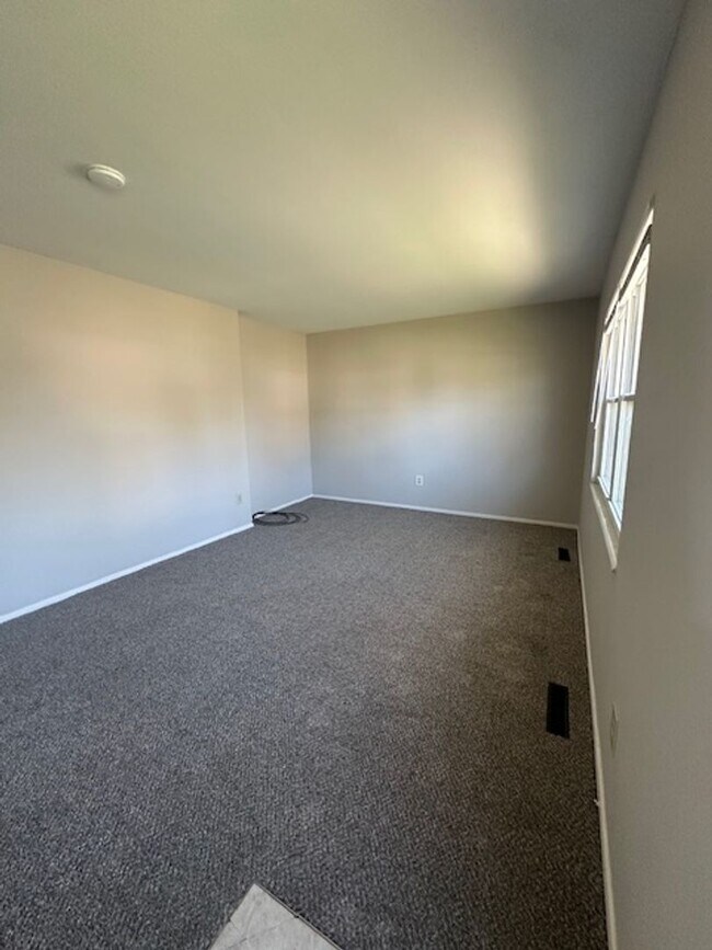 Foto del edificio - 2 Bedroom ranch with large backyard- Available now!