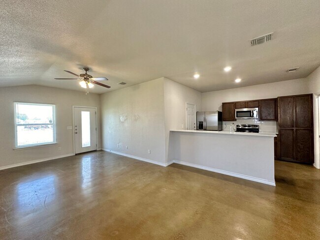 Building Photo - 104 Lowes