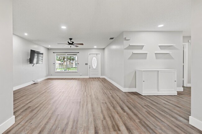 Building Photo - 411 Las Palmas St