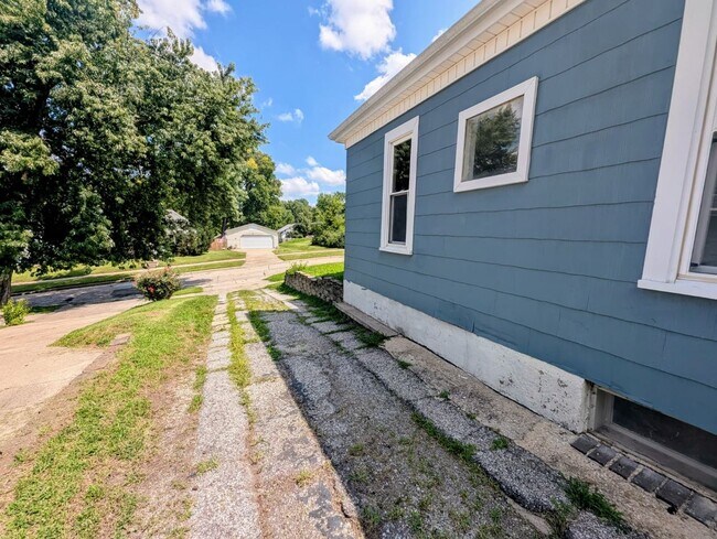 Foto del edificio - Remodeled 2-Bedroom, 1 Bath Home with Spacious Living Areas & Off-Street Parking