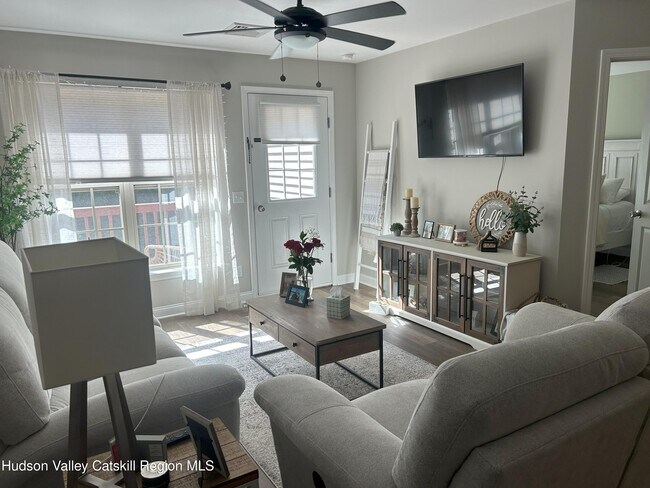 Foto del edificio - 561 Gregory Ct