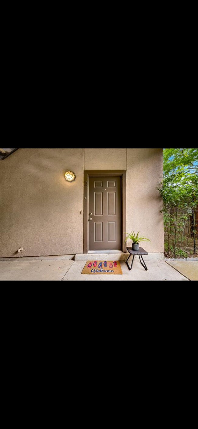 Entrance - 3918 N Hall St