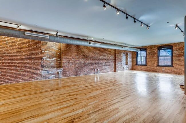 Building Photo - 3 Bedroom 2 Bath Loft Living At It's Finest In LODO! Wireworks Building