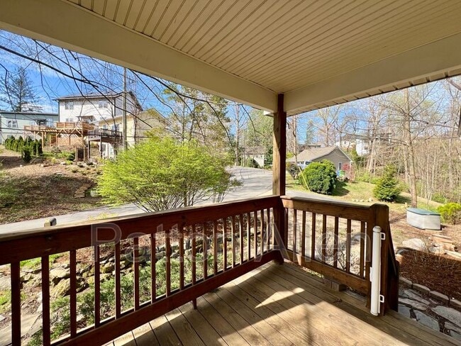 Building Photo - 430 Riverview Dr