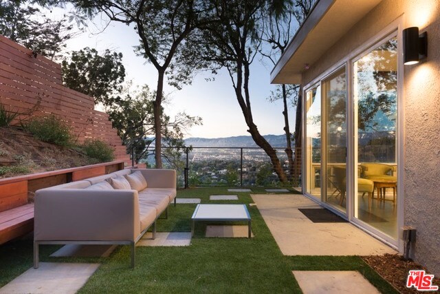 Foto del edificio - 8167 Mulholland Terrace
