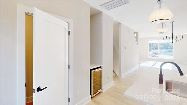 Foto del edificio - 407 Devender Ln