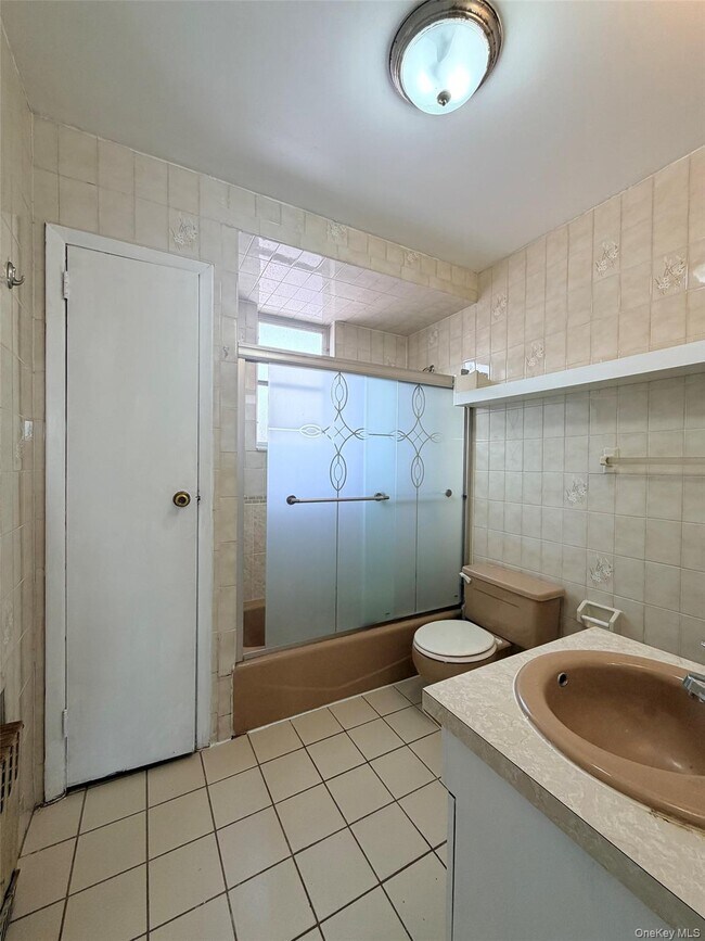 Foto del edificio - 46-28 Utopia Pkwy