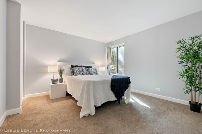 Foto del edificio - 5882 Forest View Rd