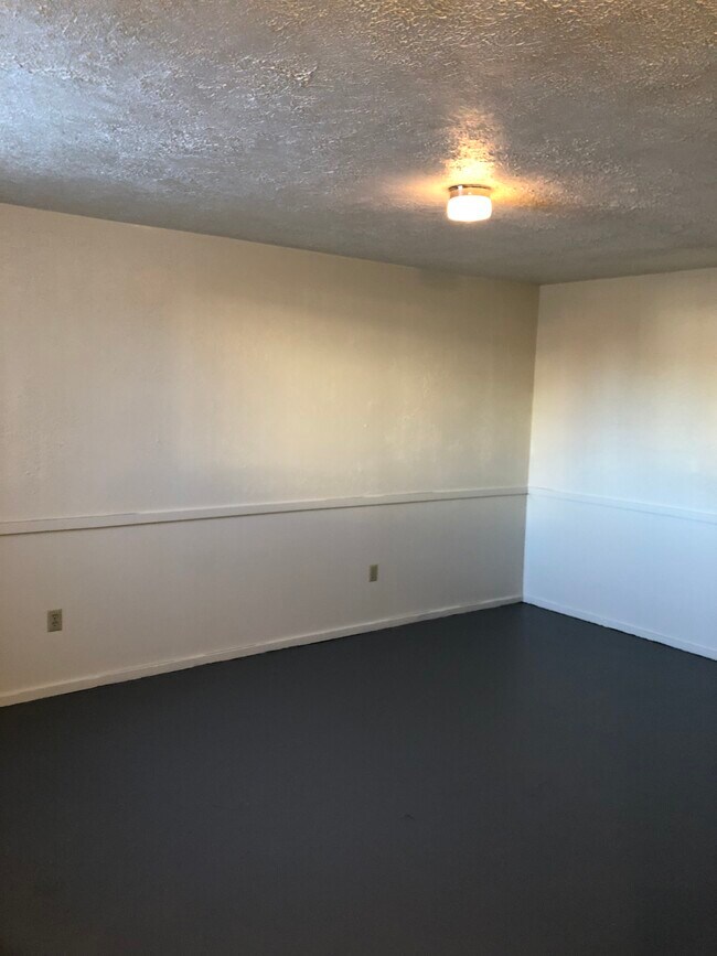 Estudio de nivel inferior - 8 Adirondack Rd