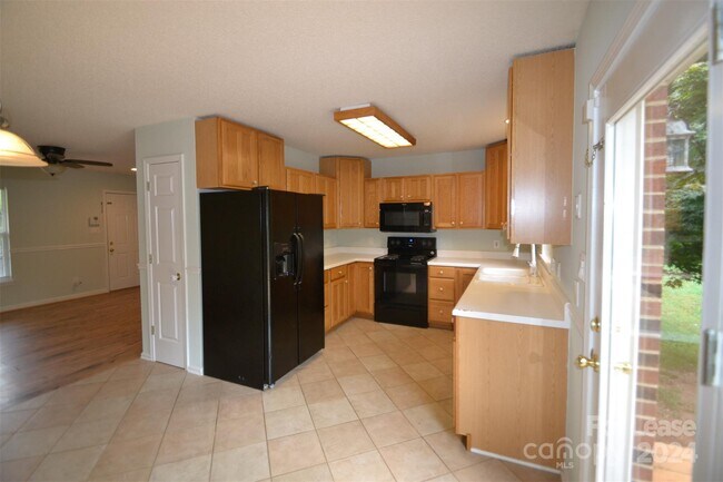 Building Photo - 2550 Ashford Dr