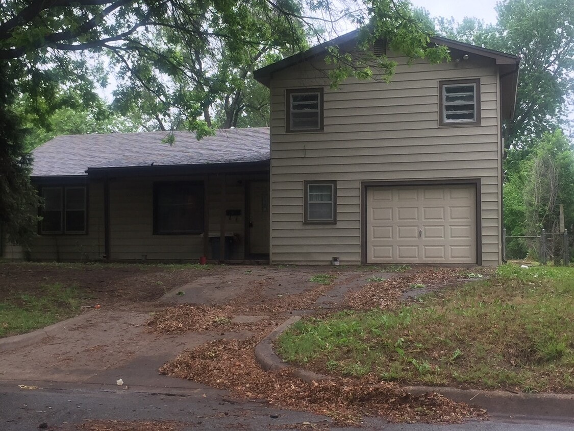 Primary Photo - 2311 S Crestway St