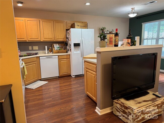 Foto del edificio - 8763 Robinson Forest Dr