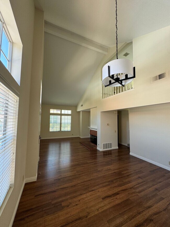 Foto del edificio - 3 Bed, 3 Bath Two-Story Condo - 9 Georgetown.