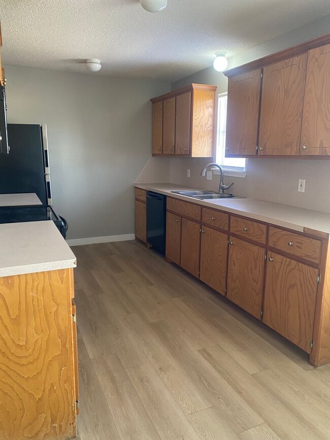 Building Photo - Cute Corner Lot Home! Available Now!