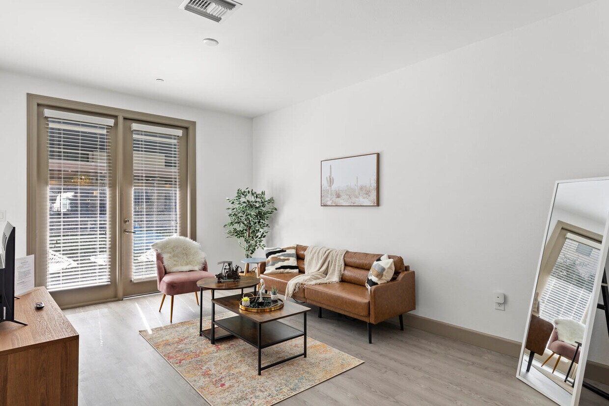Foto principal - 555 N College Ave