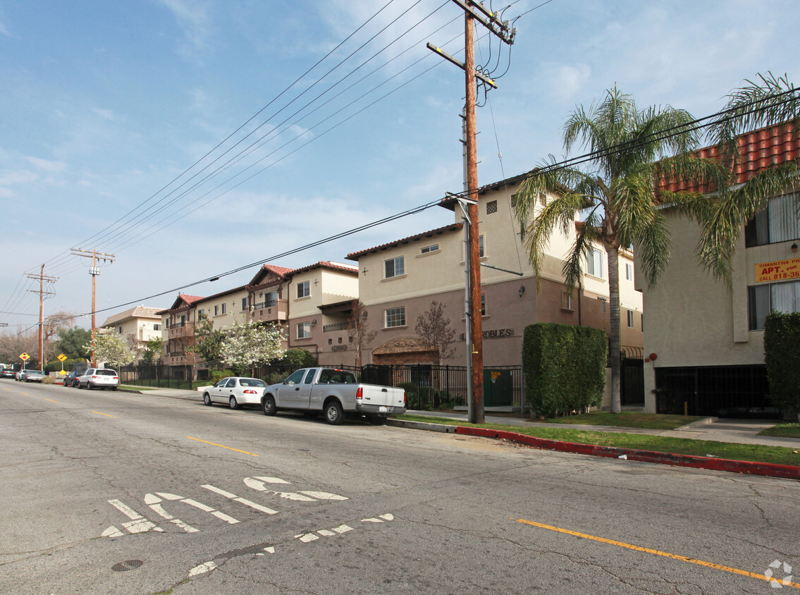 Primary Photo - Los Robles Apartments