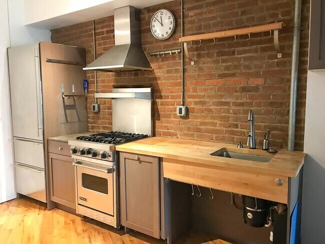 Kitchen space, complete with high end appliances (sub-zero, viking, miele), garbage disposal, etc. - 128 Sussex St