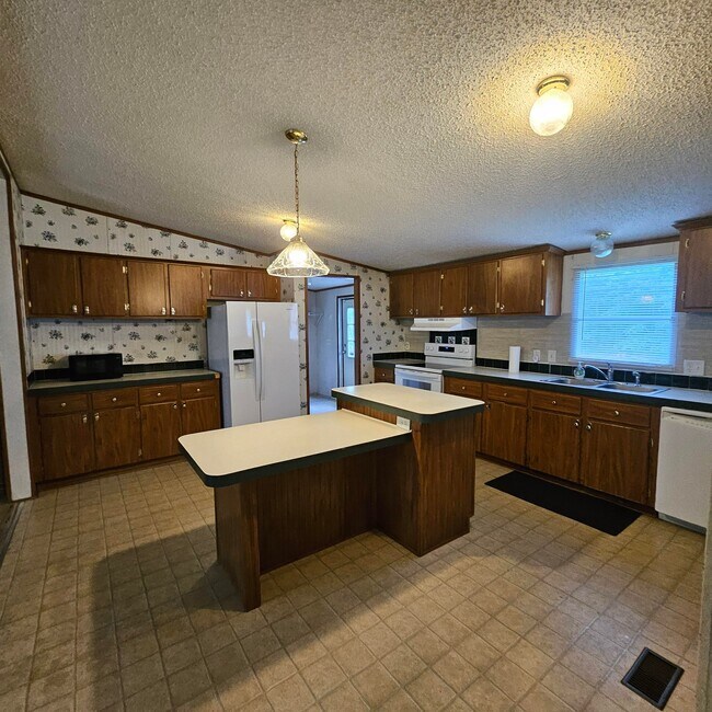 Building Photo - 330 Pooshee Plantation Way