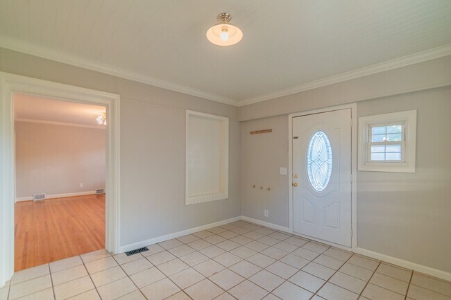 Foto del edificio - Charming move in ready ranch home in Charl...