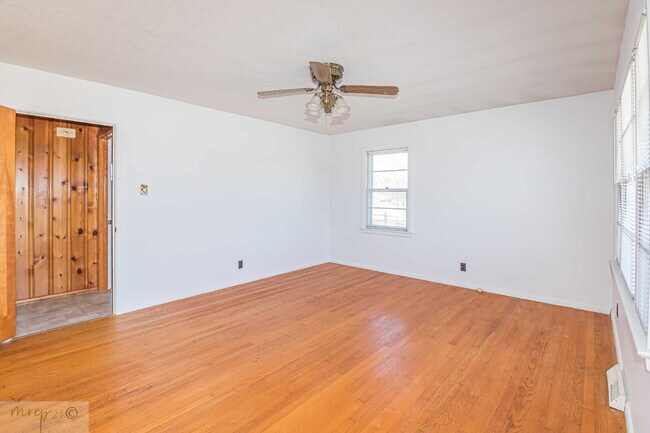 Foto del edificio - PRINCETON Brick Ranch w/ 3 BR | 1.5 BA  *Lawn Care Included*