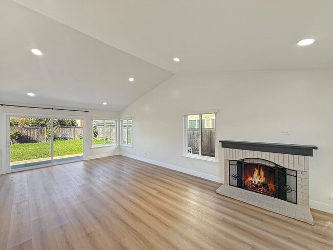 Building Photo - Updated 3B/2BA House in Oceanside!