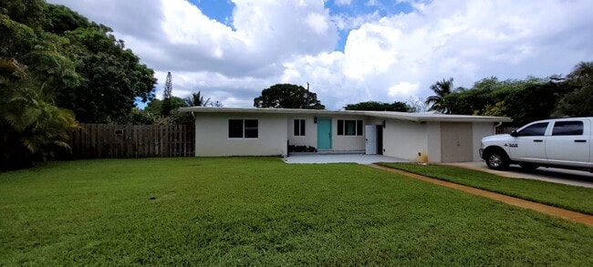 3/2 with pool and outside - 3/2 with pool and outside House