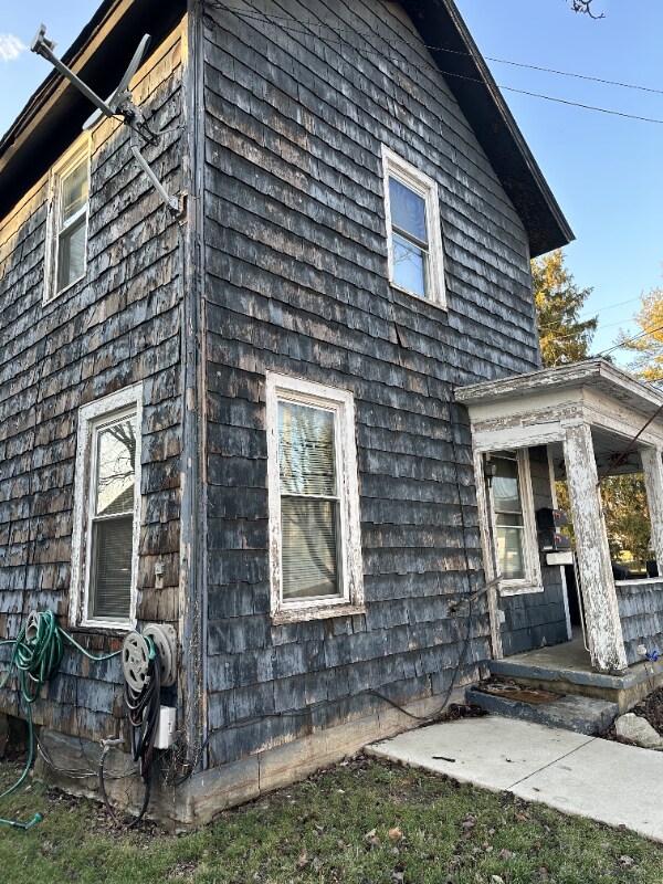 Primary Photo - 105.5 Lake St