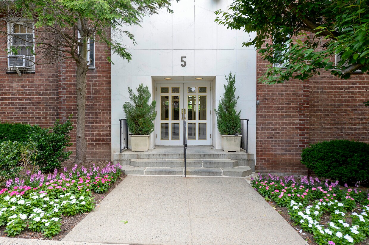 Entrada al edificio - 5 Roosevelt Pl