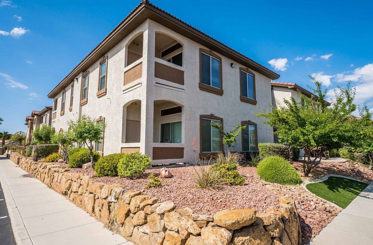 Foto principal - 2 bedroom condo in the heart of Henderson!