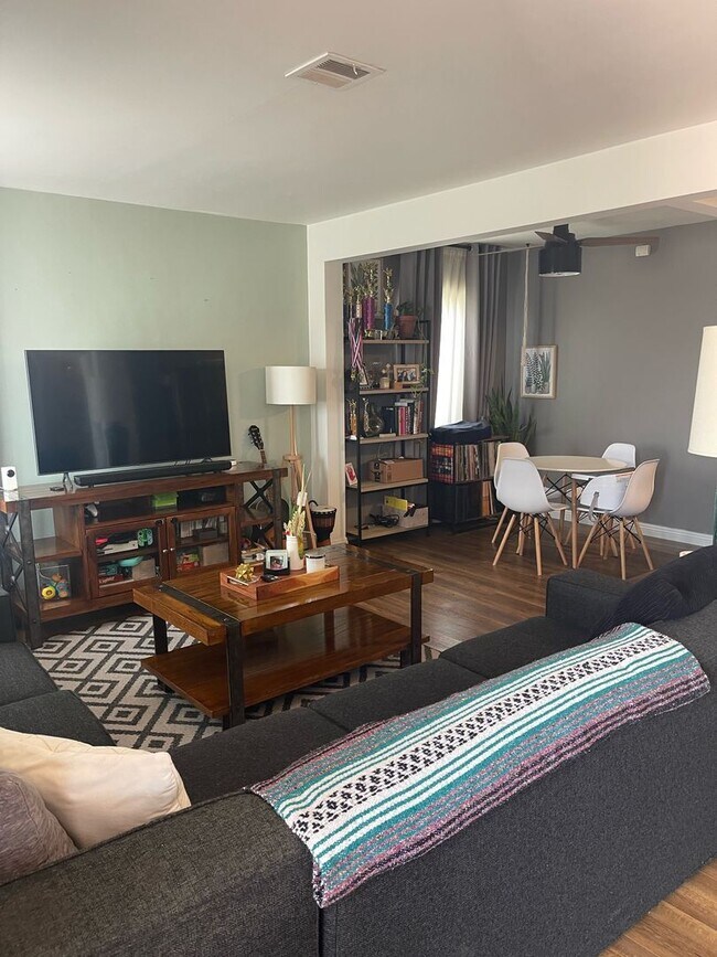 Foto del edificio - Spacious 2/2 Home for rent in Long Beach!
