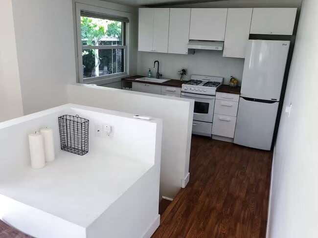 Building Photo - 3410 Casitas Ave