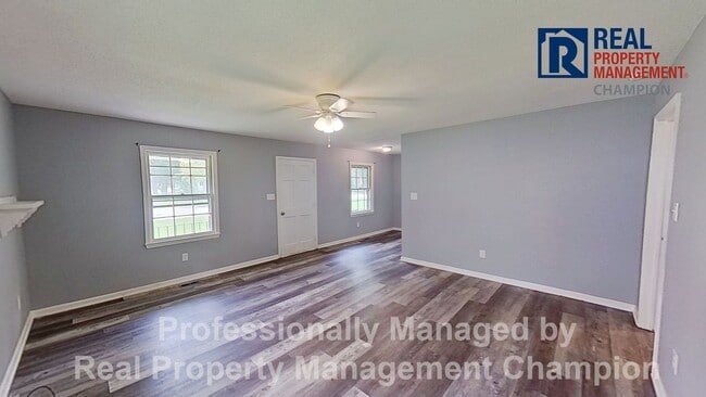 Building Photo - Charming 2 BD/1 BA Bungalow with Fenced Backyard