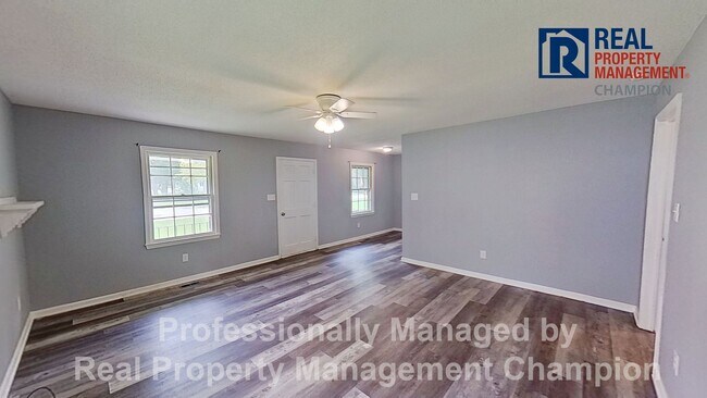 Foto del edificio - Charming 2 BD/1 BA Bungalow with Fenced Backyard