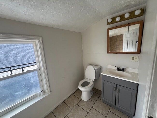 Building Photo - Spacious 3-Bed Apartment - Off-Street Park...