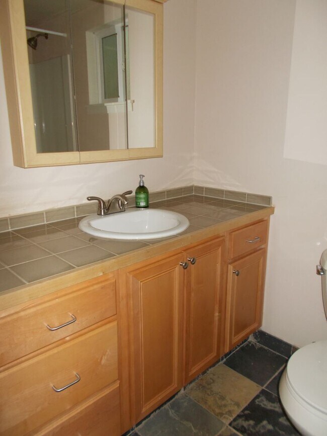 Foto del edificio - Charming Kenmore Cottage Three Blocks from Lake Washington