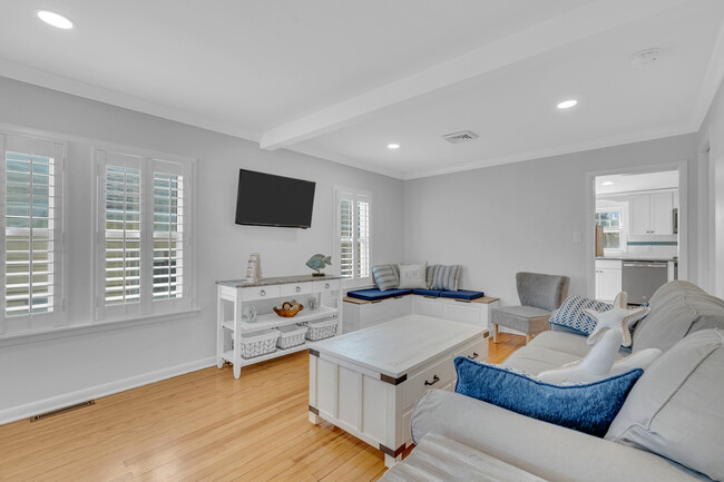 Building Photo - 629 Redmond Ave
