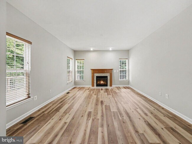 Foto del edificio - 5641 Eppes Island Pl