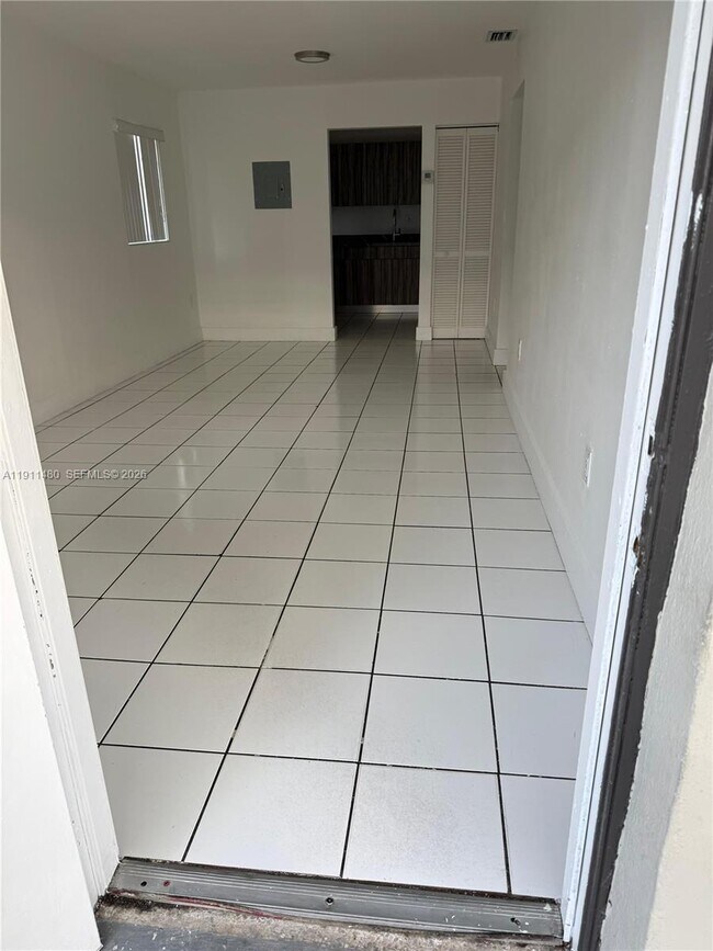 Foto del edificio - 590 NW 65th St