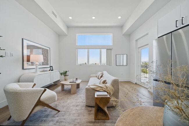 Building Photo - 212 N Mariposa Ave