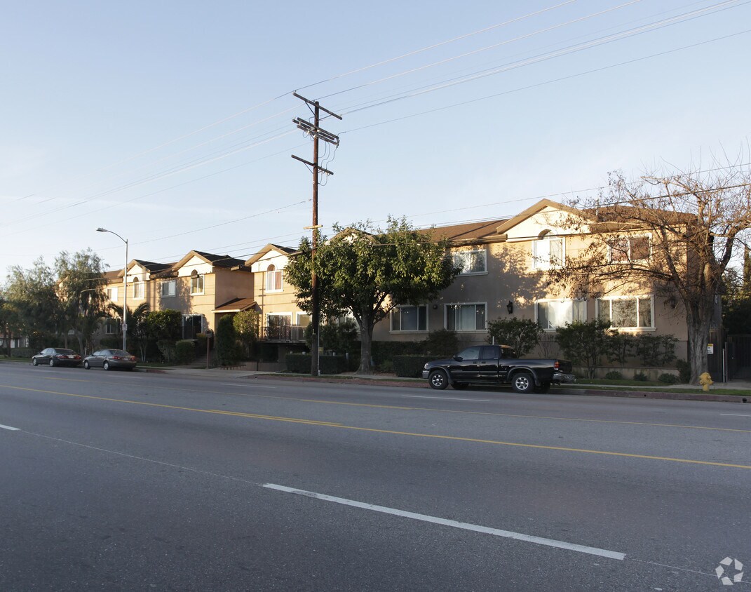 Foto del edificio - Woodman Townhomes