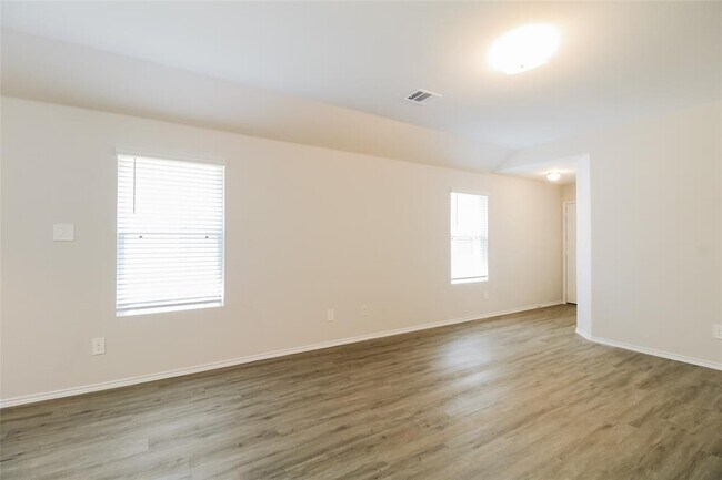 Building Photo - 2460 Carp Dr