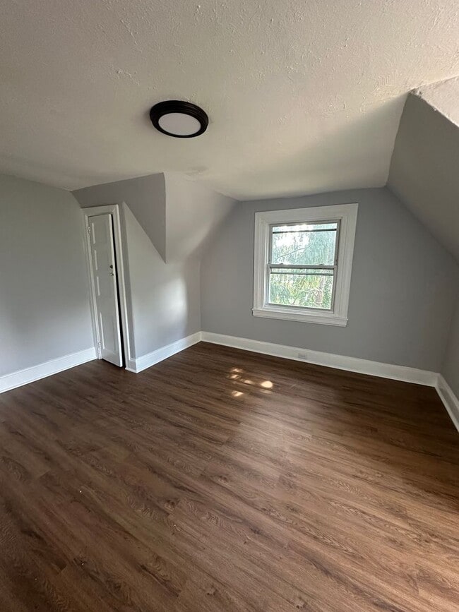 Building Photo - 3RD FLOOR Apartment For Rent! 1bed/1 Bath