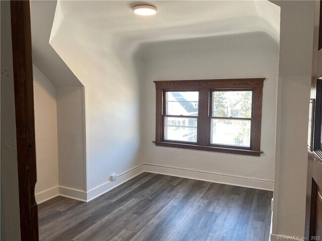 Building Photo - 212 Maple St