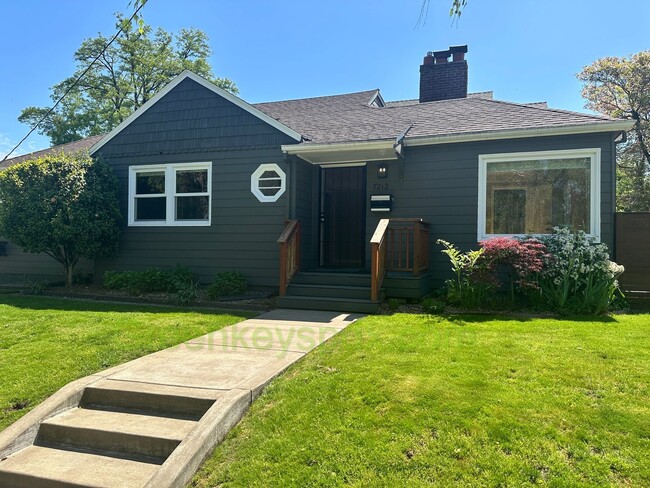 Building Photo - Huge 4 Bedroom 2 Bath House across from Ro...