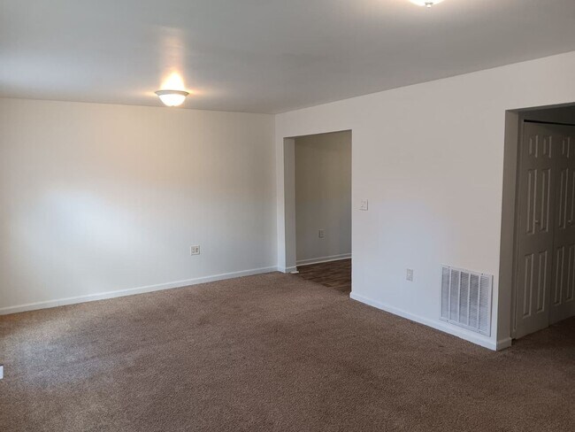 Foto del edificio - For Rent: 4-bedroom 2-bathroom single family home! Available NOW!